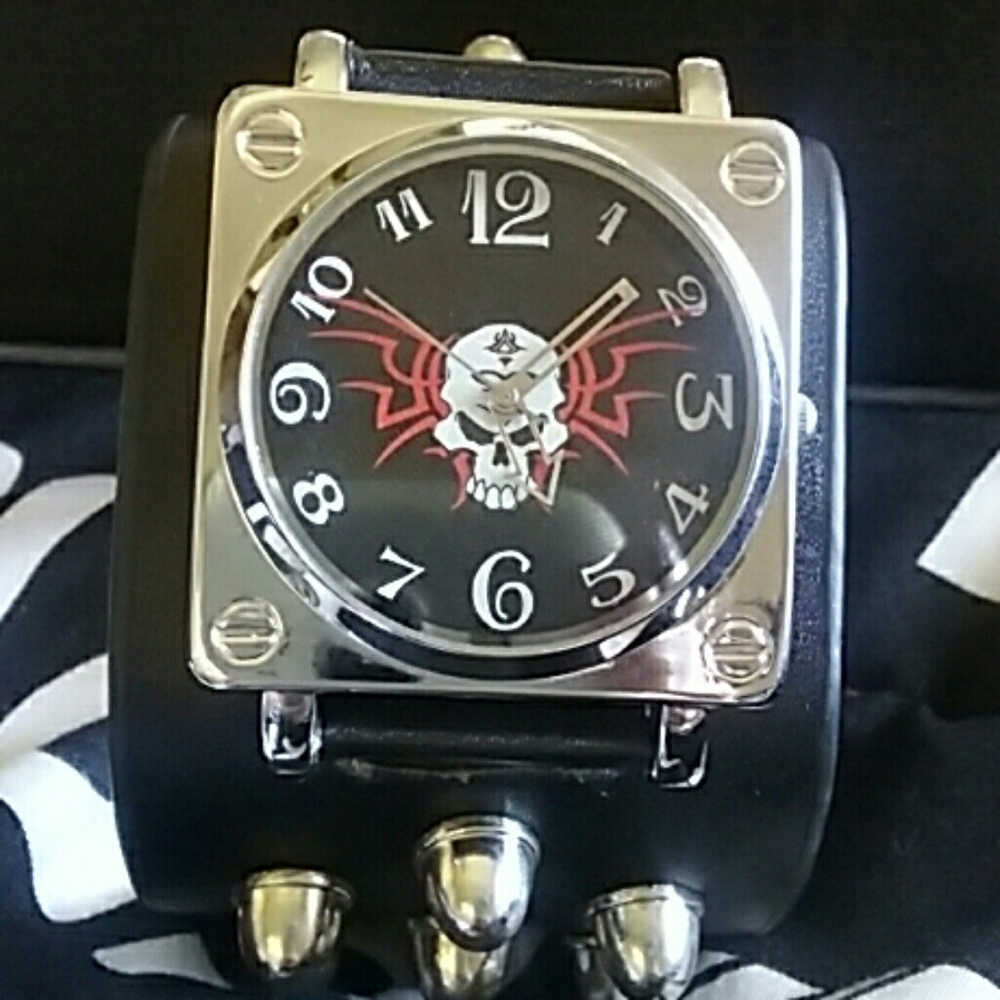 Wristwatch skull